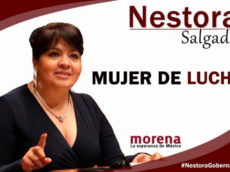 Nestora Salgado levanta la mano en Guerrero