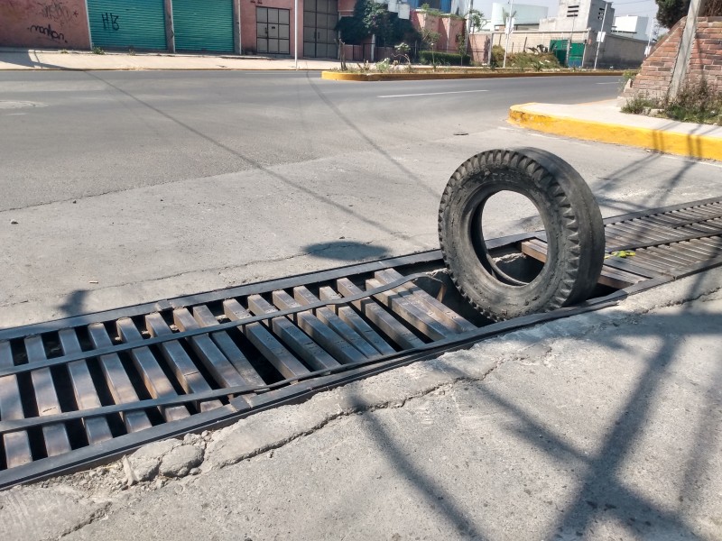 Neumático advierte del peligro en San Mateo Atenco