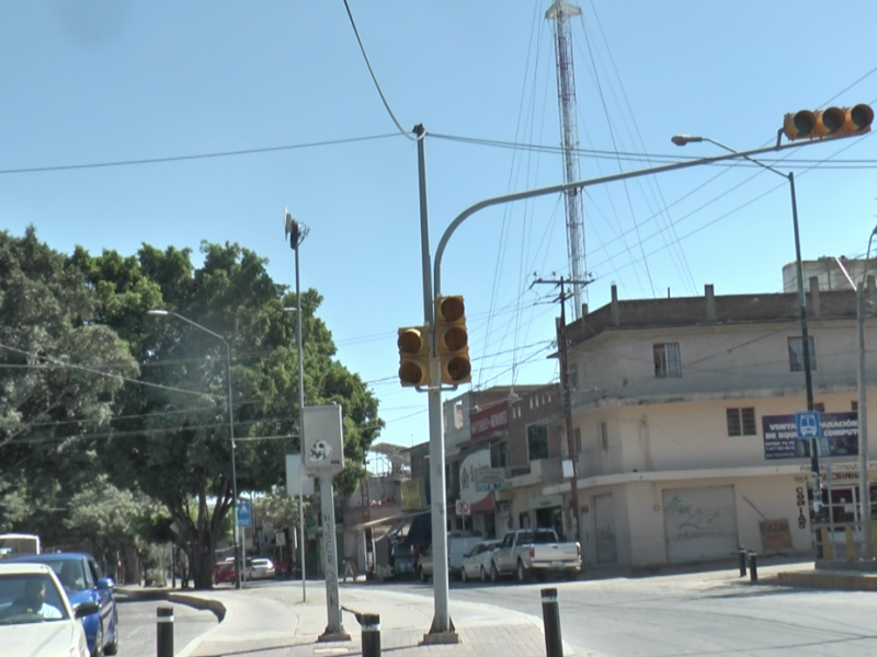 Ni estando la autoridad funcionan semáforos en León