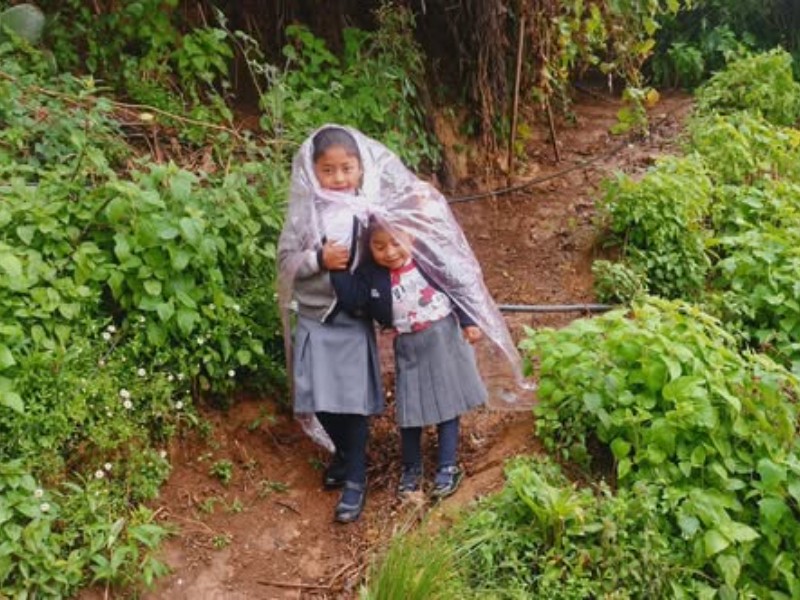 Ni lluvia ni frio niños llegan a clases en Sierra Negra
