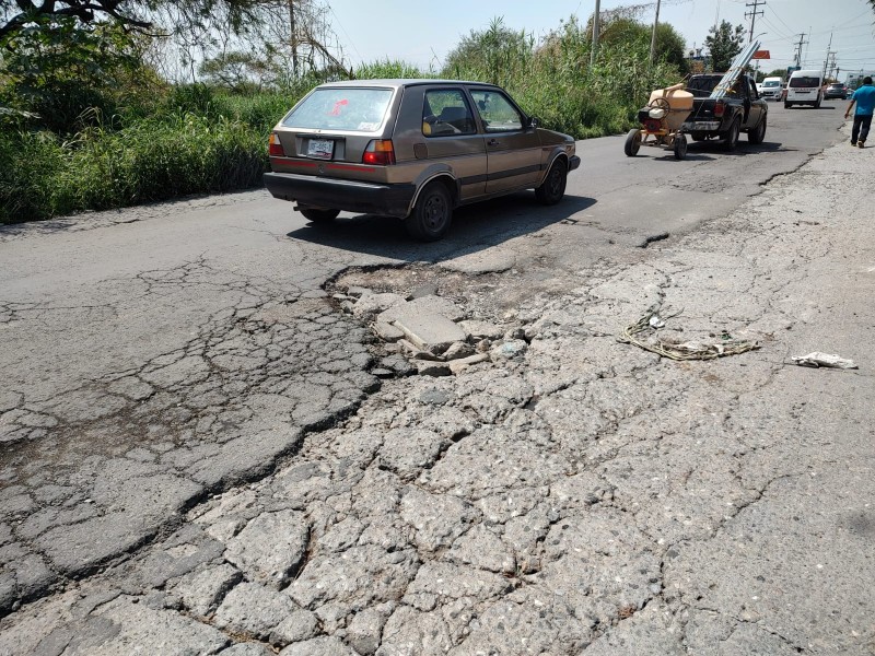 Ni un año, se destrozó bacheo: Avenida de la Juventud