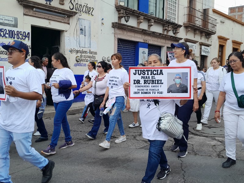 “Ni una bata más”:  marchan familiares y colegas del Dr. Rubiel
