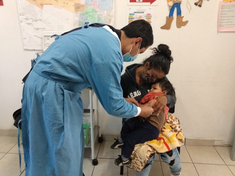 Niegan desabasto de vacuna en centro de salud Zamora