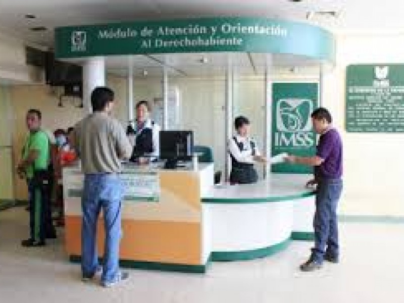 Niegan despidos masivos en el IMSS