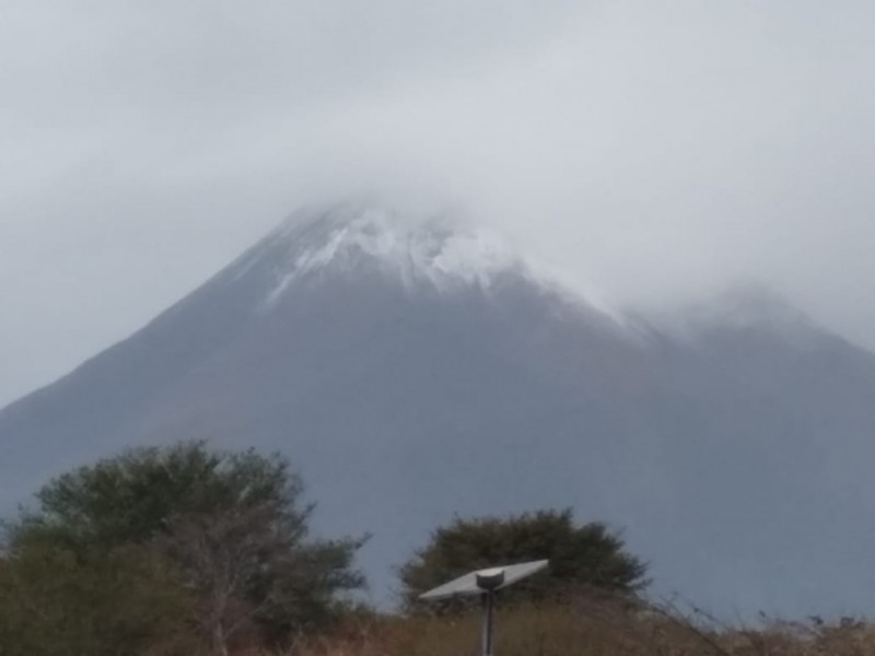 Nieve en el volcán de fuego; cierran Parque nacional