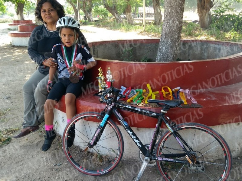 Niña de 6 años destaca en el ciclismo