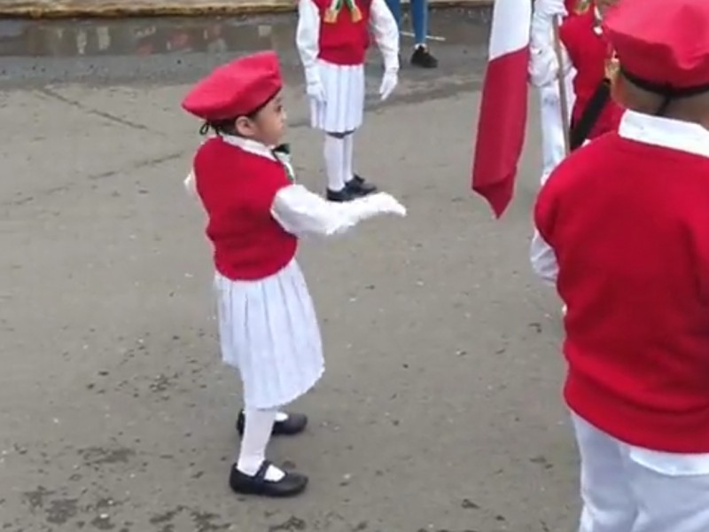 Niña se roba desfile de la Revolución Mexicana