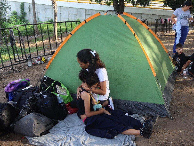 Niña venezolana busca asilo en EU para atender enfermedad