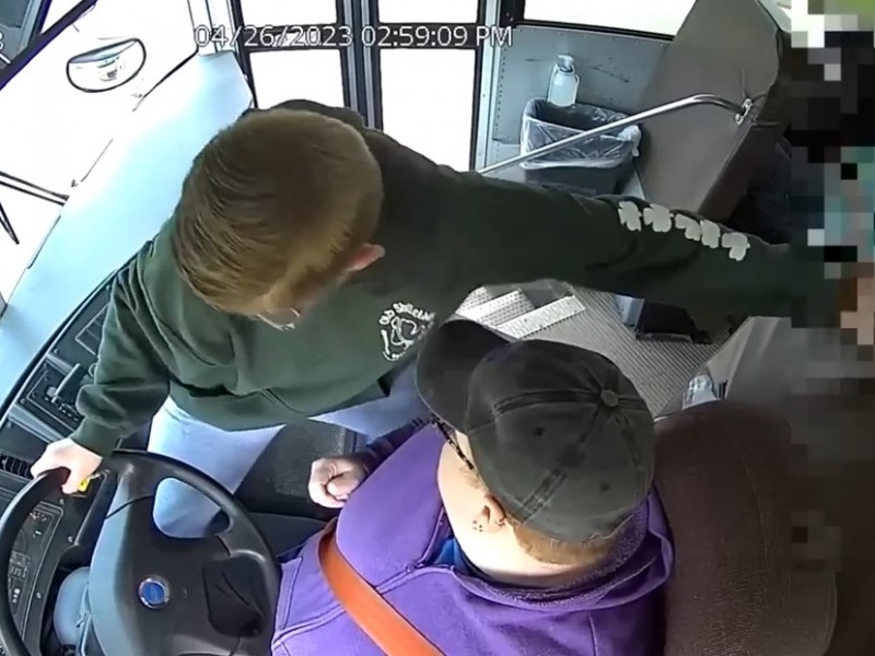 Niño controla autobús escolar tras el desmayo de la chofer