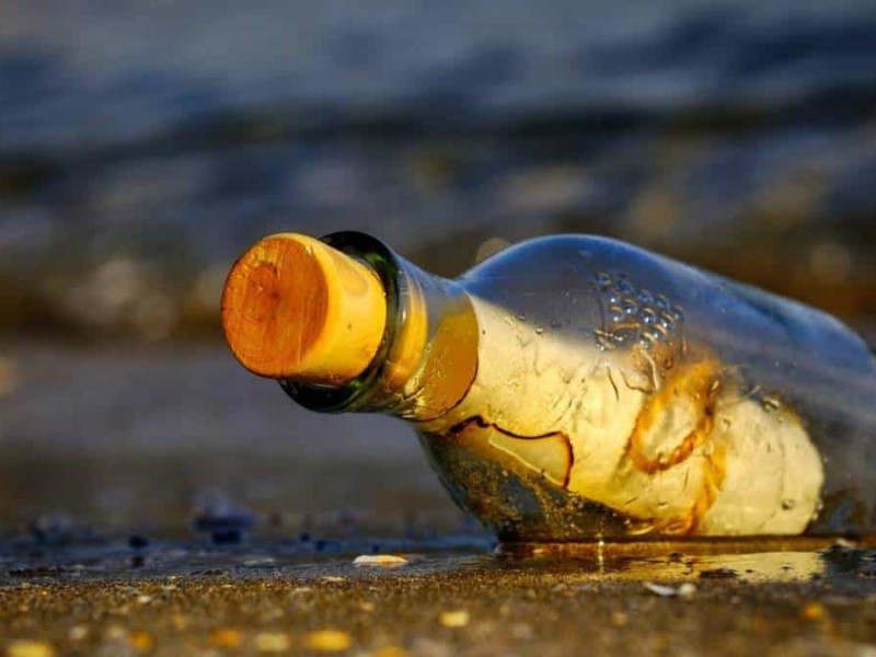 Niño encuentra botella que recorrió año y medio el Atlántico