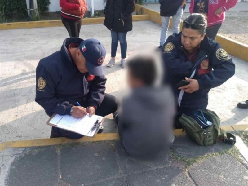 Niño se duerme y sus papás lo olvidan