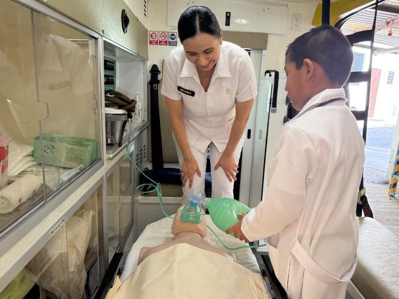 Niño tuxpeño vive experiencia como médico militar por un día