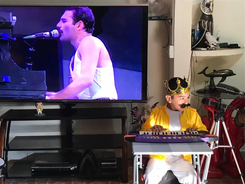 Niño veracruzano celebra su cumpleaños como Freddie Mercury