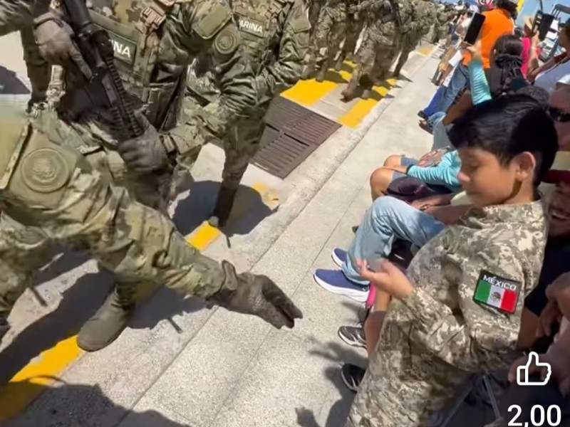 Niño vestido de marino se roba el desfile de la Marina
