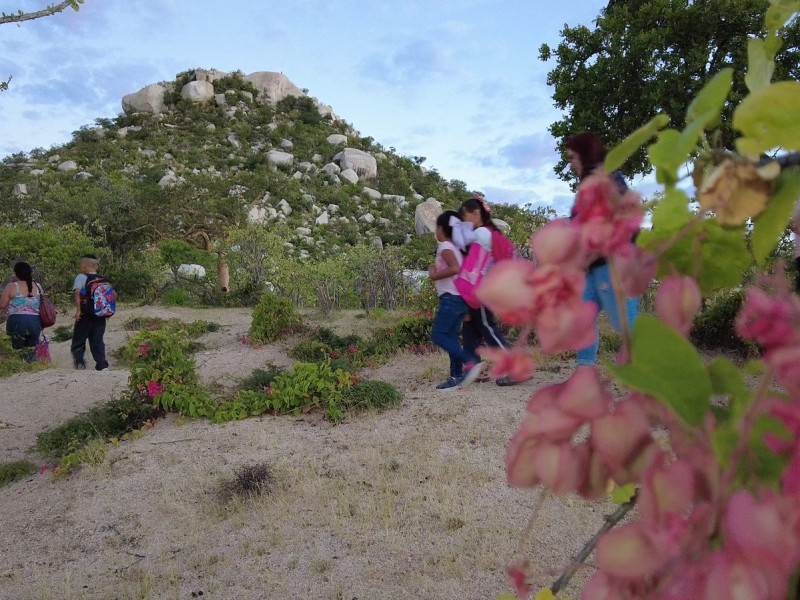 Niños atraviesan montañas para llegar a su escuela