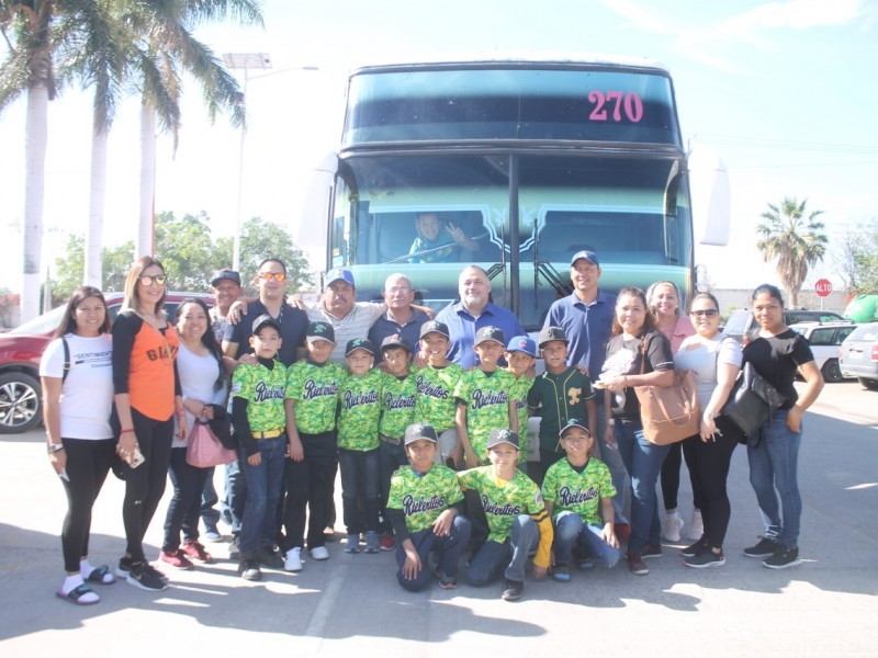 Niños beisbolistas van a Distrital y alcalde apoya