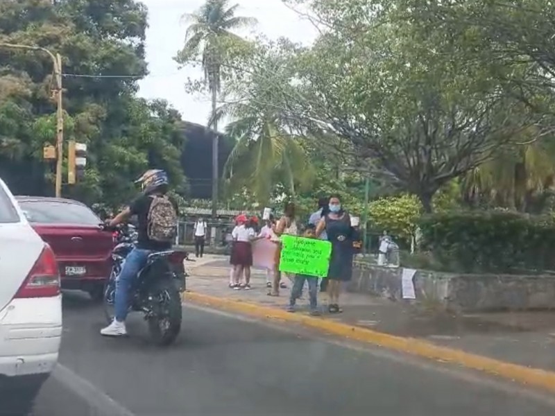 Niños botean para recaudar fondos y reparar su escuela