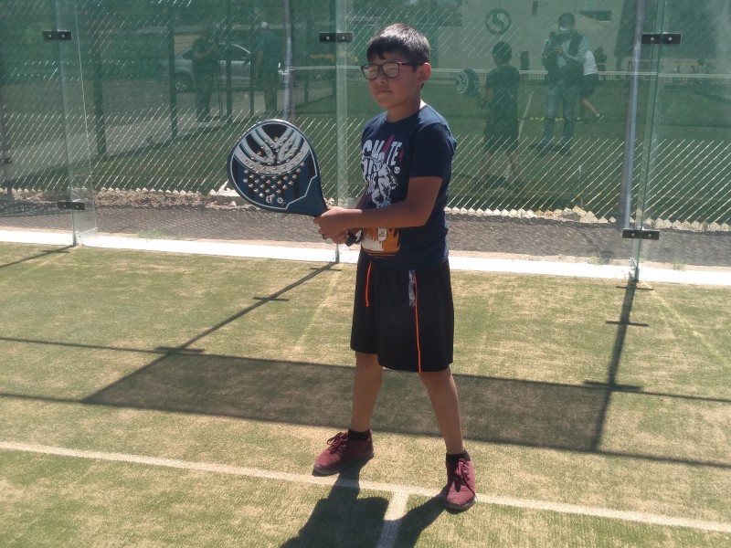 Niños con autismo reciben clases de tenis gratuitas