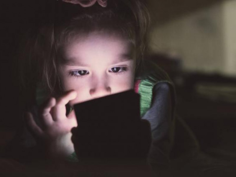 Niños con resequedad ocular: por uso del celular