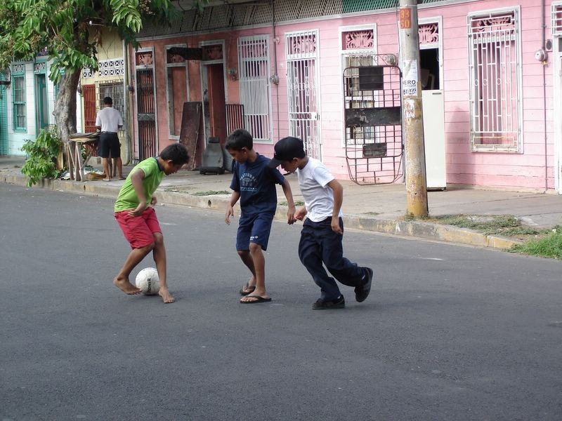 NIÑOS CORREN PELIGRO EN LA COLONIA LUCIO CABAÑAS