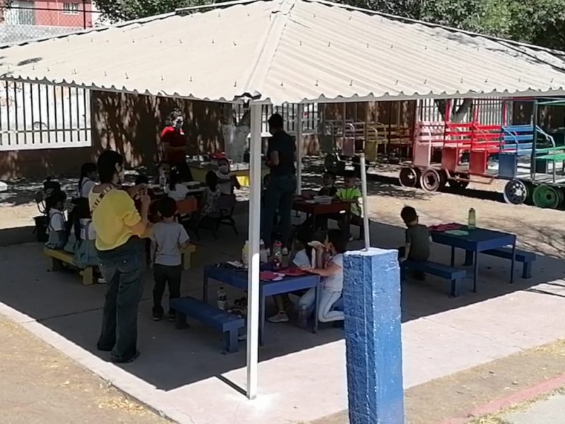 Niños de kínder toman clases bajo la sombra de tejabanes
