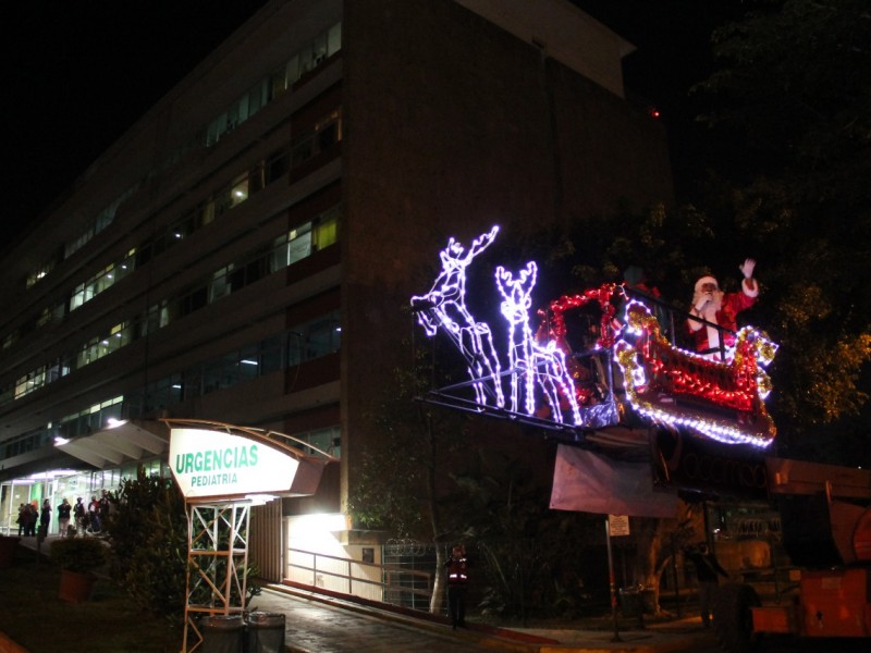 Niños del Centro Médico reciben a Santa Claus