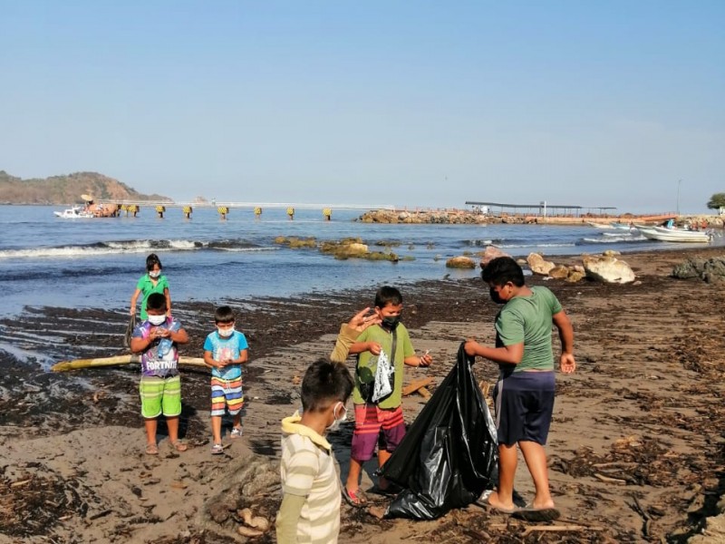 Niños emprenden campaña de limpieza en playa Linda