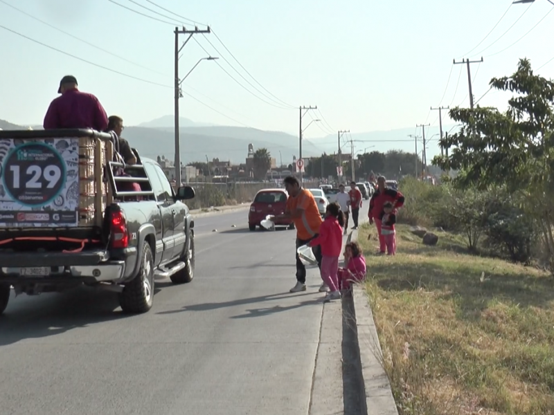 Niños esperan regalos de pilotos