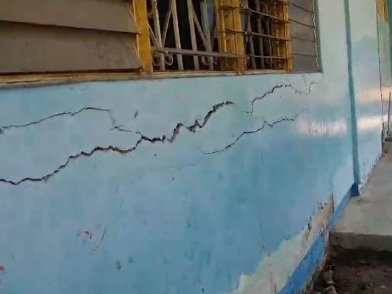 Niños estudian en galeras; IGIFE no programa reconstrucción de escuela