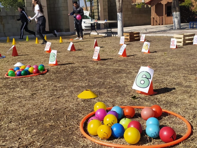 Niños exploran un mundo de conocimiento con colores