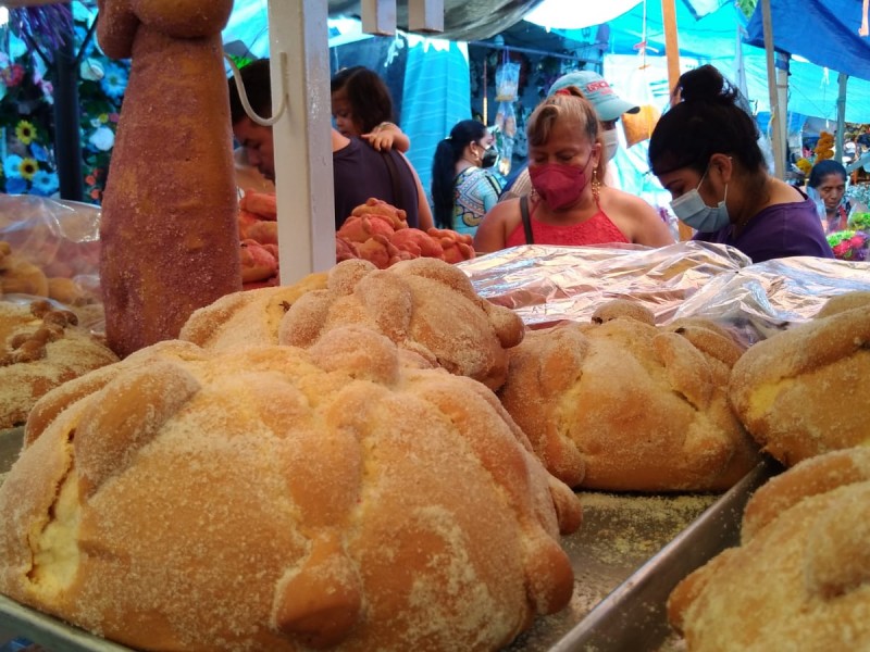 Niños, huesos y coronas; el simbolismo del pan de muerto