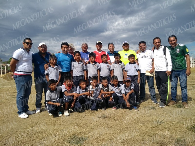 Niños ikoots, campeones del béisbol pelota de esponja