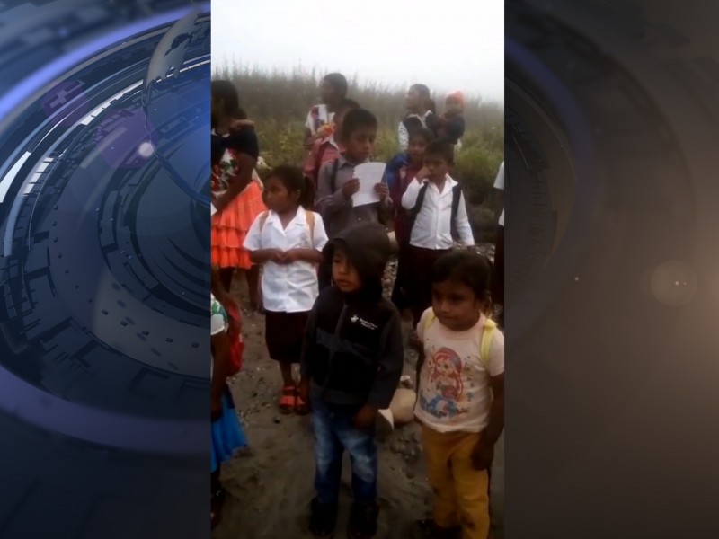 Niños indígenas guerrerenses piden puente a AMLO