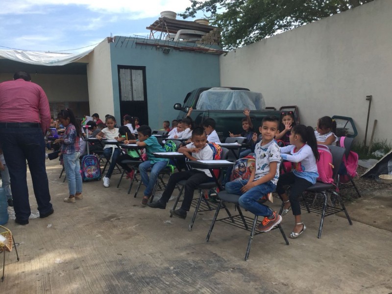 Niños inician sus clases en la calle