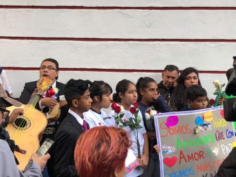 Niños llevan serenata a López Obrador