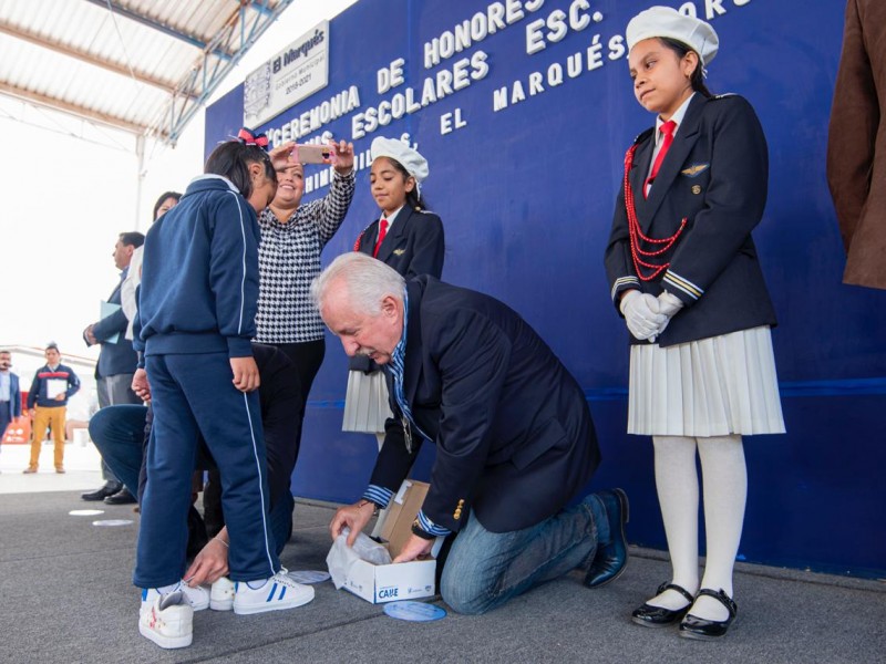 Niños Marquesinos reciben tenis en escuelas