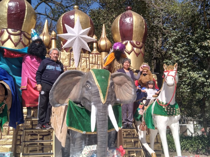 Niños mexiquenses buscan la foto con los reyes magos