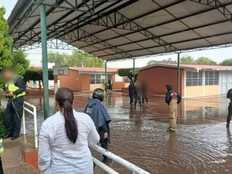 Niños quedan atrapados en una escuela inundada de Morelia 