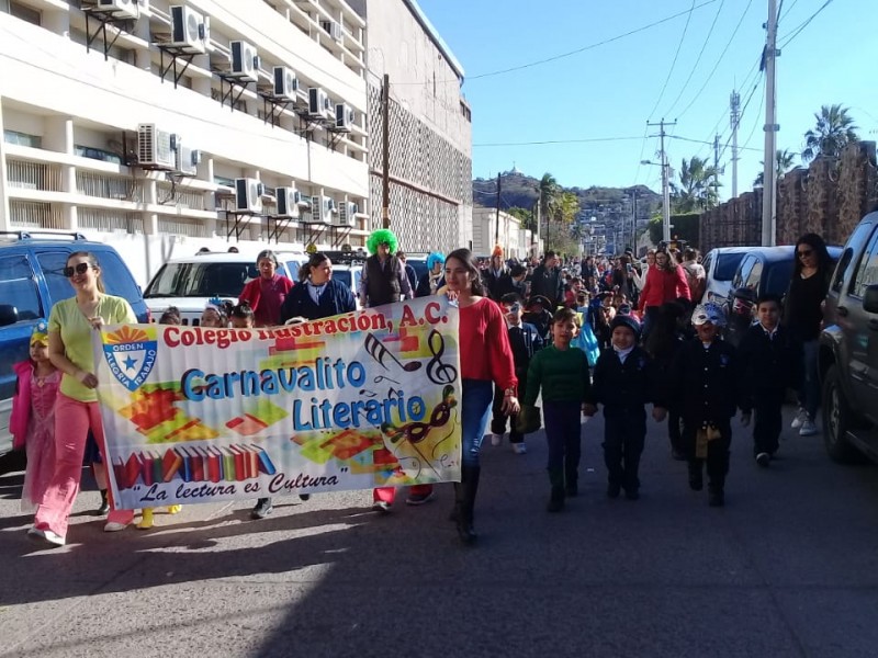 Niños realizan Carnaval Literario