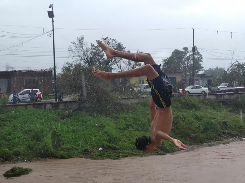 Niños se lanzan al Buñigas en Escuinapa