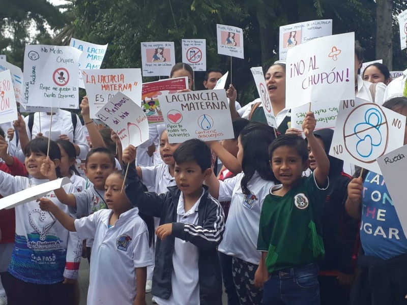 Niños se manifiestan a favor de la lactanciamaterna