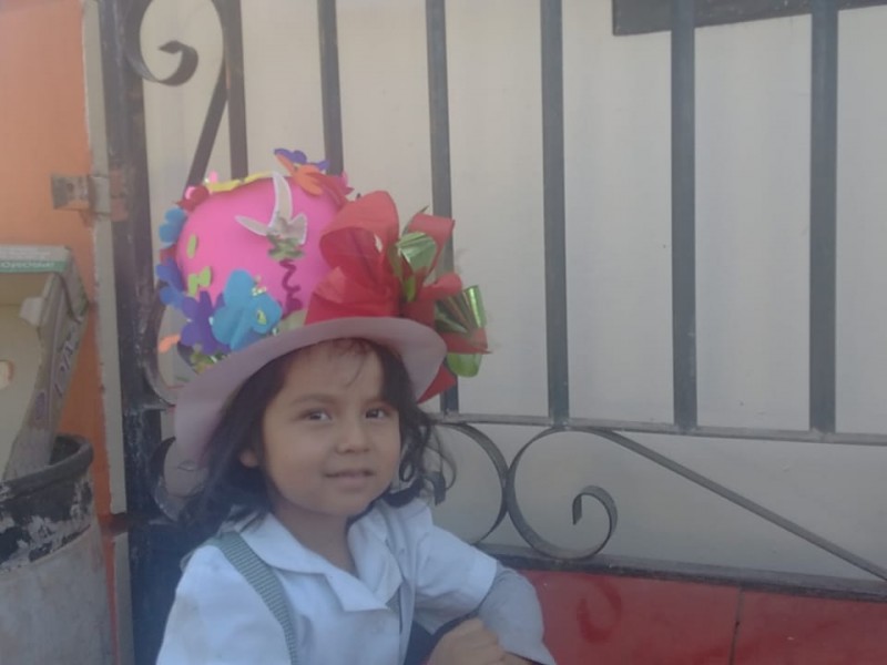 Niños se quedan sin lucir sombrero loco