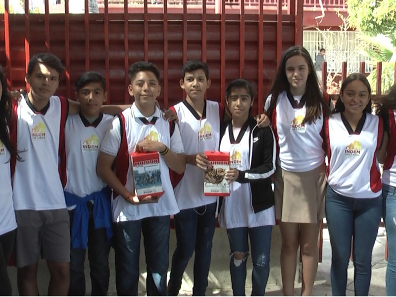 Niños venden chocolates por falta de apoyo