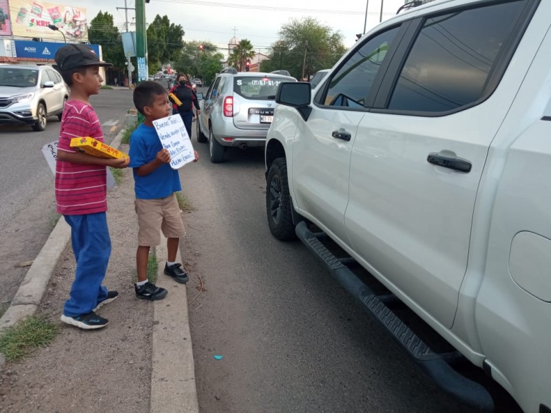 Niños venden mazapanes para comprar útiles escolares