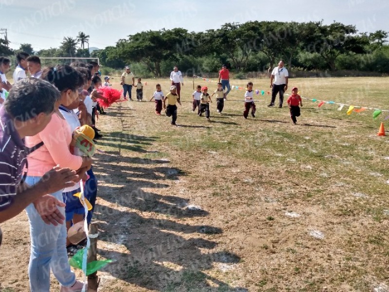 Niños viven las mini olimpiadas en Salina Cruz