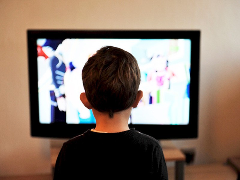 Niños y adolescentes acceden a contenido para adultos sin control