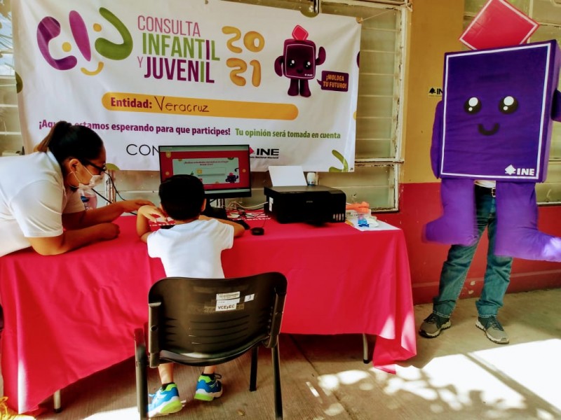 Niños y jóvenes tuxpeños asisten a Consulta 2021 del INE