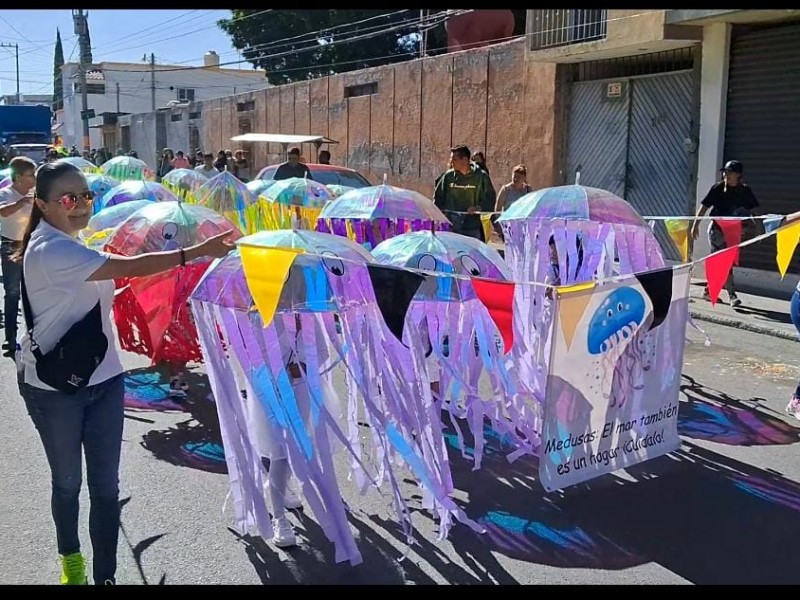 Niños y niñas reciben la primavera en colorido desfile