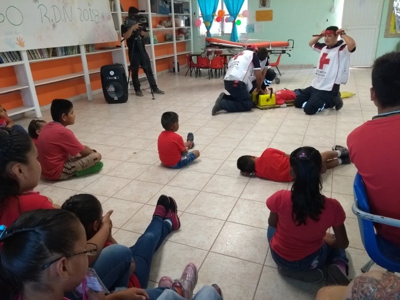 Niños aprenden de primeros auxilios con Cruz Roja