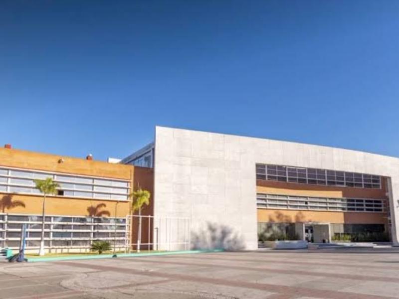 Niña sufre fracturas de columna tras caer en registro escolar poblano